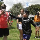 En el parque Lineal de Solanda, los moradores jugaron con espuma y agua.