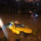Por lo mojado de la vía el conductor del taxi perdió el control y se precipitó a un canal.