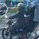 El conductor no usaba las dos manos para controlar el manubrio. En la izquierda llevaba un globo.