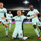 Con Moisés Caicedo (der.), Chelsea celebró.