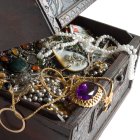 Si quieres evitar que tus accesorios se enreden y dañen, entonces busca el joyero correcto y organízalas.