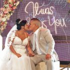 Daniel Medina y Carolina Acosta sellan con un beso su enlace que organizó el matinal De casa en casa.