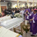 El obispo Carlos Yépez y otros dos religiosos bendijeron los féretros de ambas niñas en la iglesia de San Clemente.