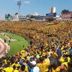 Hinchas de Barcelona en el estadio Olímpico de Atahualpa