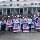 La familia y amigos de Hernán Mendoza hicieron un plantón en la Plaza Grande. Piden justicia.