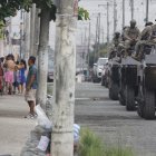 La intervención inició a las 05:00 y continuó durante toda la mañana, con allanamientos en viviendas, detenciones de sospechosos y la incautación de evidencias. Los uniformados estuvieron desplegados en vías principales y secundarias.