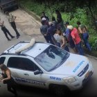 La víctima quedó tendida entre los matorrales, a un costado de la vía.