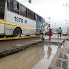 En la intersección de la 35 y Portete el agua se ha acumulado en una zanja abierta en la calle.