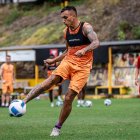 Mathías Suárez sigue recuperando su ritmo en la pretemporada de Barcelona. Juega de defensa o volante.