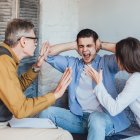 Resolver  los conflictos familiares es fundamental para mejorar las relaciones.