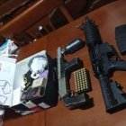 Entre armas y granadas, lo que se les encontró a los cinco policías sospechosos de sucuestro.