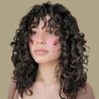 Hair curly. Llegó el momento de lucir tus rizos más rebeldes. Están en tendencia los que tienen volumen. Deja la idea de tener siempre el cabello lacio. Para resaltar puedes hacerte iluminaciones.