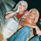 Karol G y Young Miko, en una escena del clip.