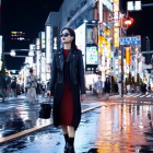 Captura de pantalla de un video de Sora, que simula a una mujer que está en Tokio, Japón.