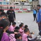 Mario Lastra con los chicos que forma en la escuela Jersey Star Ecuador, que funciona en el estadio de la liga barrial Eloy Alfaro de la capital