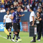 Minuto 16, sale el histórico 16 Cristian Pellerano y entra el nuevo 16, Kendry Páez,    de 16 años.