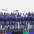 Toda la plantilla de Emelec con su nueva camiseta en el estadio Alejandro Serrano, de Cuenca.