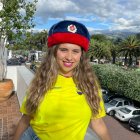 Fusión cultural. Dária con una camiseta de 'La Tri' y un gorro tradicional ruso.