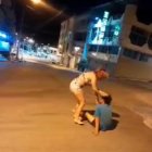 Primero lo ‘mechoneó’ para después darle sus buenos puñetes.