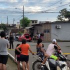 Los hombres fueron abatidos cuando estaban afuera de una casa.
