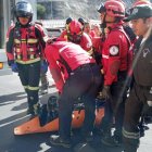 Los paramédicos estuvieron asistiendo el accidente de tránsito.