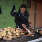 Esperanza Aguilar es una de las comerciantes  que oferta este tradicional platillo.