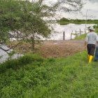 El cadáver fue abandonado entre matorrales.