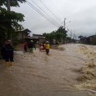 Bomberos acudieron en auxilio de habitantes del barrio Altamira.