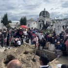 Una multitud acompañó a los familiares en el sepelio de la menor de edad, la tarde del domingo 18 de febrero de 2024. Los asistentes estaban desconsolados.