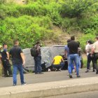 El auto en que iban las víctimas, con huellas de balazos en el parabrisas, se volcó.