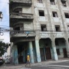 Ciudadanos prefieren caminar por media calle que debajo del inmueble, por precaución.