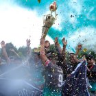 El festejo de los jugadores de Intiñan tras quedar campeones en la Liga Barrial de El Tingo.