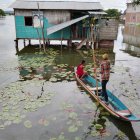 Varias familias de sectores rurales de Daule están usando canoas como medio de transportación.