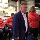 El entrenador Ever Hugo Almeida, apoyado en una muleta, disfrutó de la presentación de la plantilla militar.