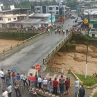El puente sobre el río Caluma podría colapsar.