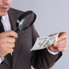 Los billetes de dólar estadounidense tienen características de ser verdaderos.