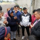 Los padres de familia hablan con un docente de la institución para que les ayude con el problema de inseguridad.