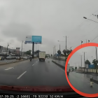 Captura del momento en que el perro fue arrojado del vehículo.