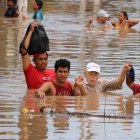 Momentos en que rescataban a un adulto mayor en medio de una gran inundación.