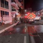 Bomberos cerraron la vía para intentar controlar las llamas.