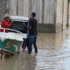 Los damnificados intentan rescatar algunos de sus enseres.