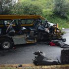 El conductor del expreso, que quedó destruido, se chocó con un tráiler a toda velocidad.