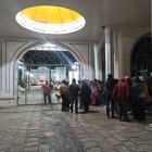 La familia de Jessica no sabe por qué ni quién la habría tenido amenazada. Fuera de la morgue esperaron la entrega de su cuerpo.