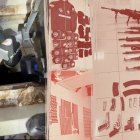 Chalecos policiales, droga, armas y municiones son parte de las evidencias halladas encaletadas.