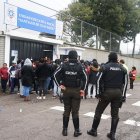 Los padres exigen más presencia policial en los alrededores del colegio.