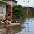 Pese a que habían pasado varias horas sin llover, el agua seguía sin retroceder en algunos barrios de Playas