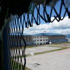 La fuga se conoció este viernes, luego de que tres presos rompieron la ventana de su celda en el segundo piso del área de máxima seguridad.