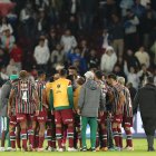 Jugadores de Fluminense se reúnen en el centro del campo, al final de un partido de la Recopa Sudamericana ante LDU.
