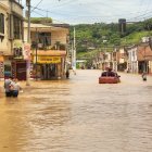 Las calles de Chone se convirtieron en ríos con la última lluvia que hubo.