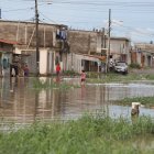 Los moradores tienen que caminar con extrema precaución para no caer en una zanja cubierta de agua.